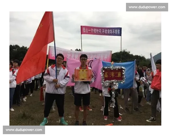 欢呼雀跃中绽放的青春活力与梦想追逐的无限可能